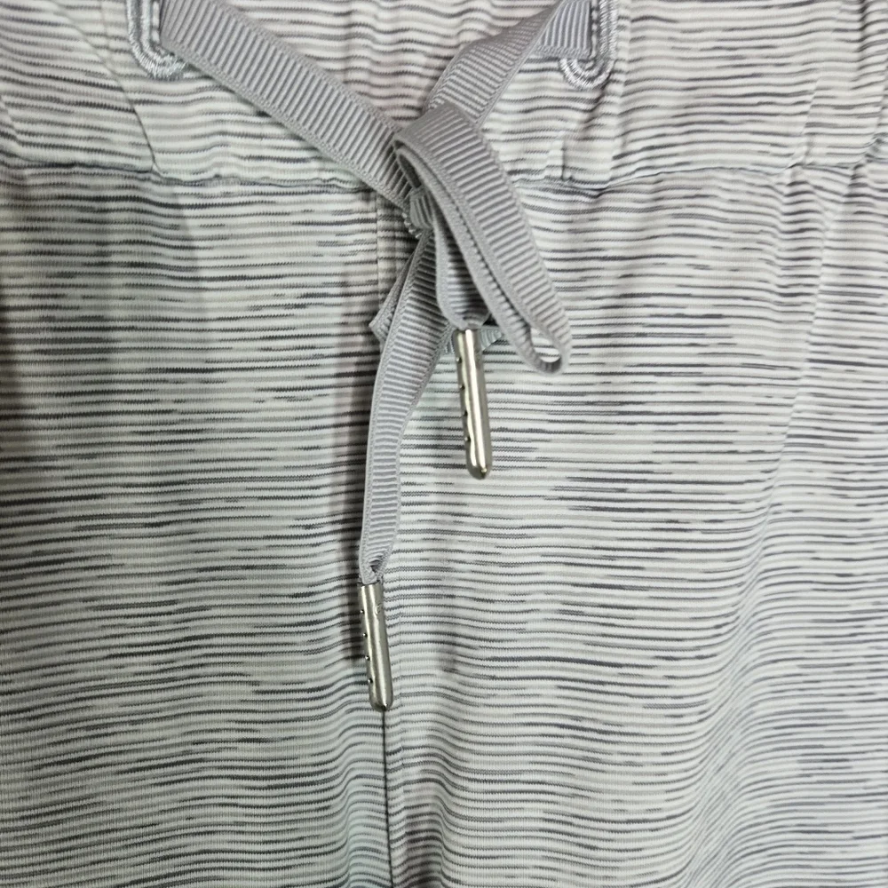 Lululemon mid rise barrel leg cropped pants